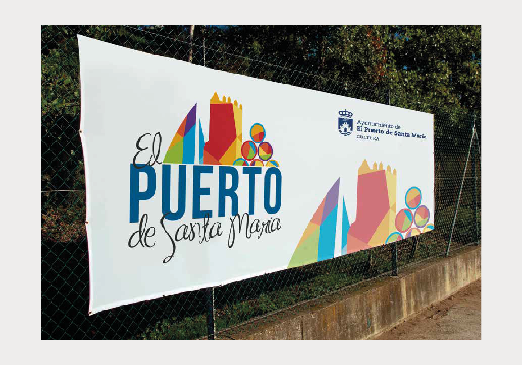 Diseño del actual logotipo de Turismo El Puerto. Creación de la identidad corporativa y sus aplicaciones en distintos formatos. Desarrollo y gestión de campañas en redes sociales.  Diseño del actual logotipo de Turismo El Puerto. Creación de la identidad corporativa y sus aplicaciones en distintos formatos. Desarrollo y gestión de campañas en redes sociales.